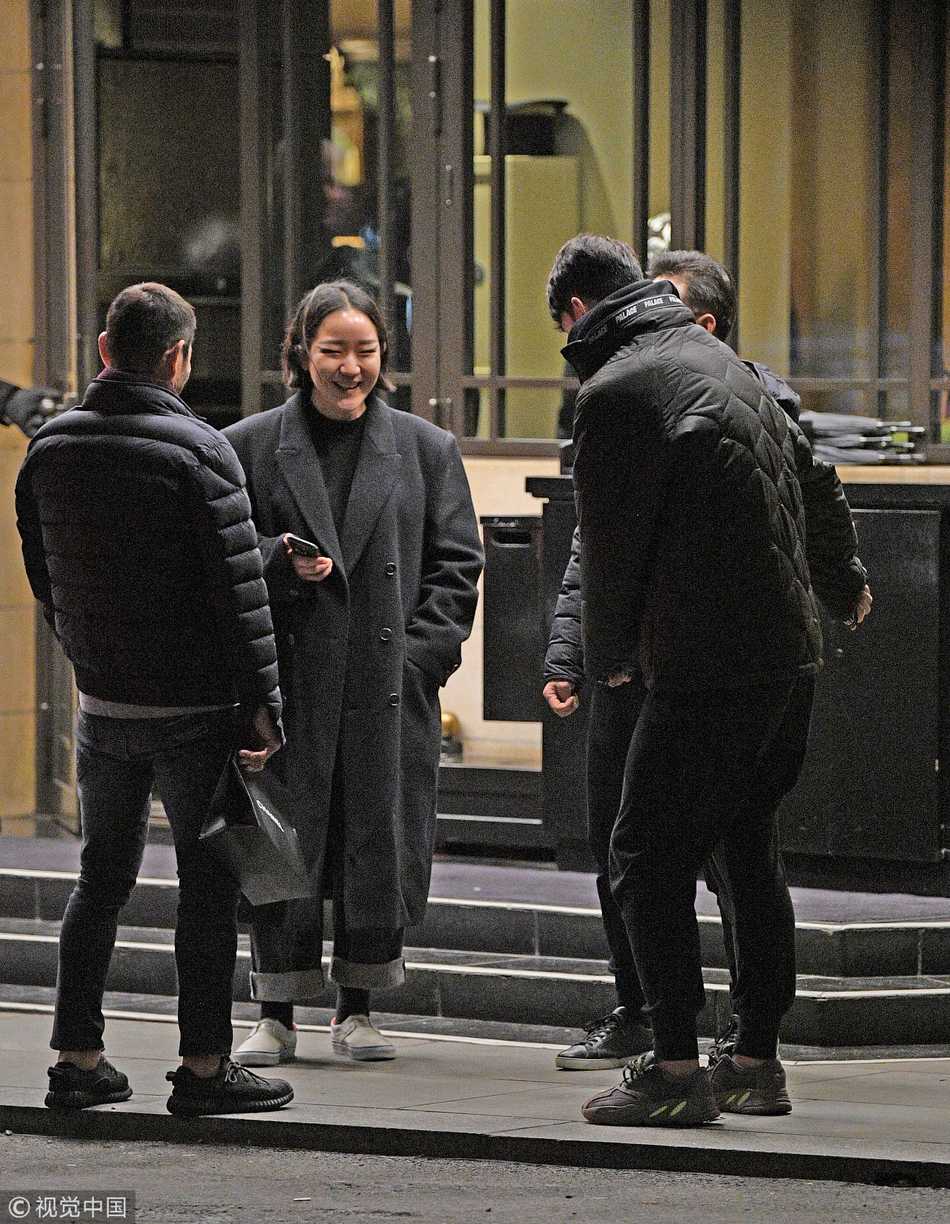 孙兴慜继续他的搞怪舞蹈，动作舒展但充满笑点，彻底放飞自我，引得路人侧目