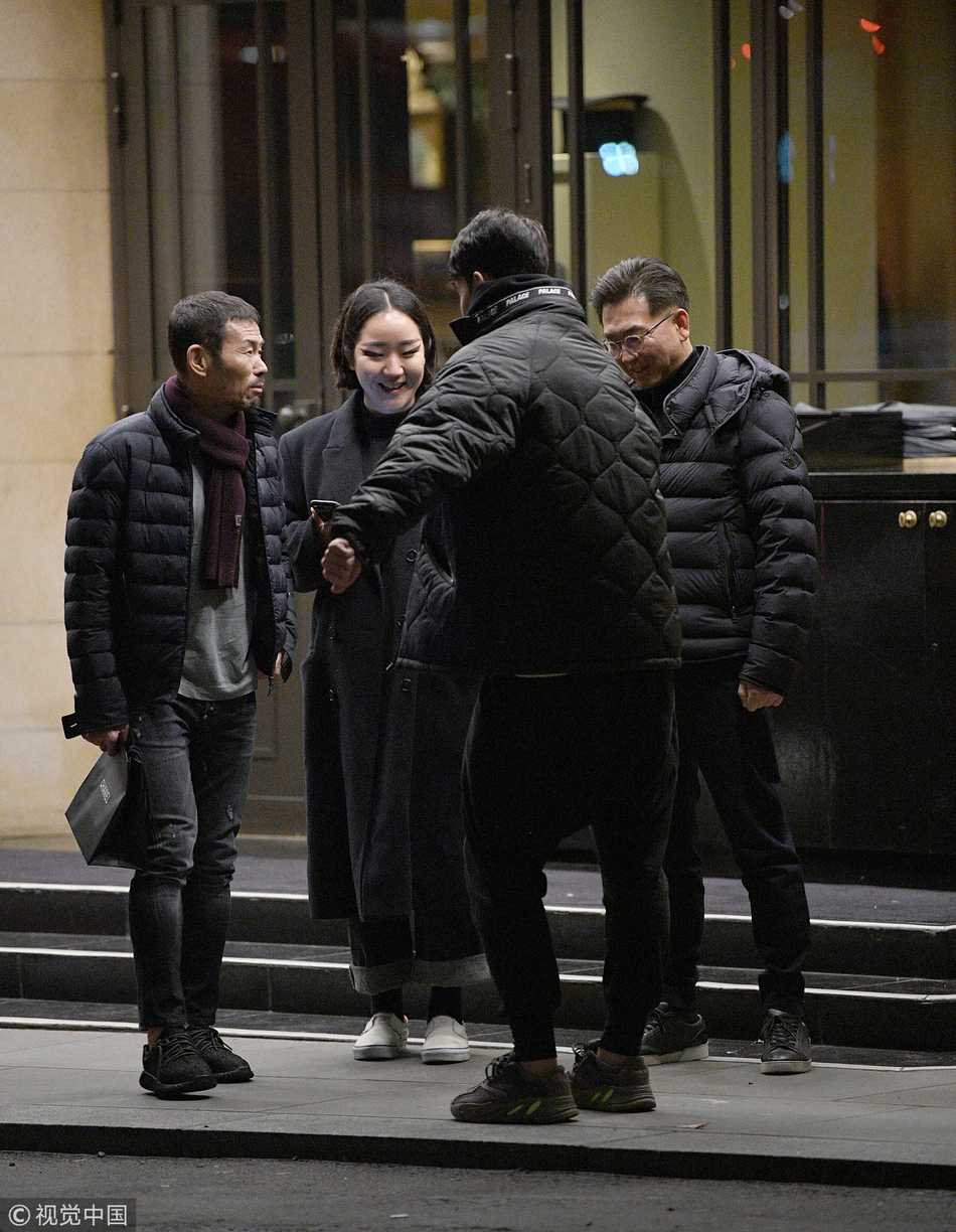 舞蹈结束，孙兴慜与同伴们笑成一团，欢乐融洽的友情在街头洋溢