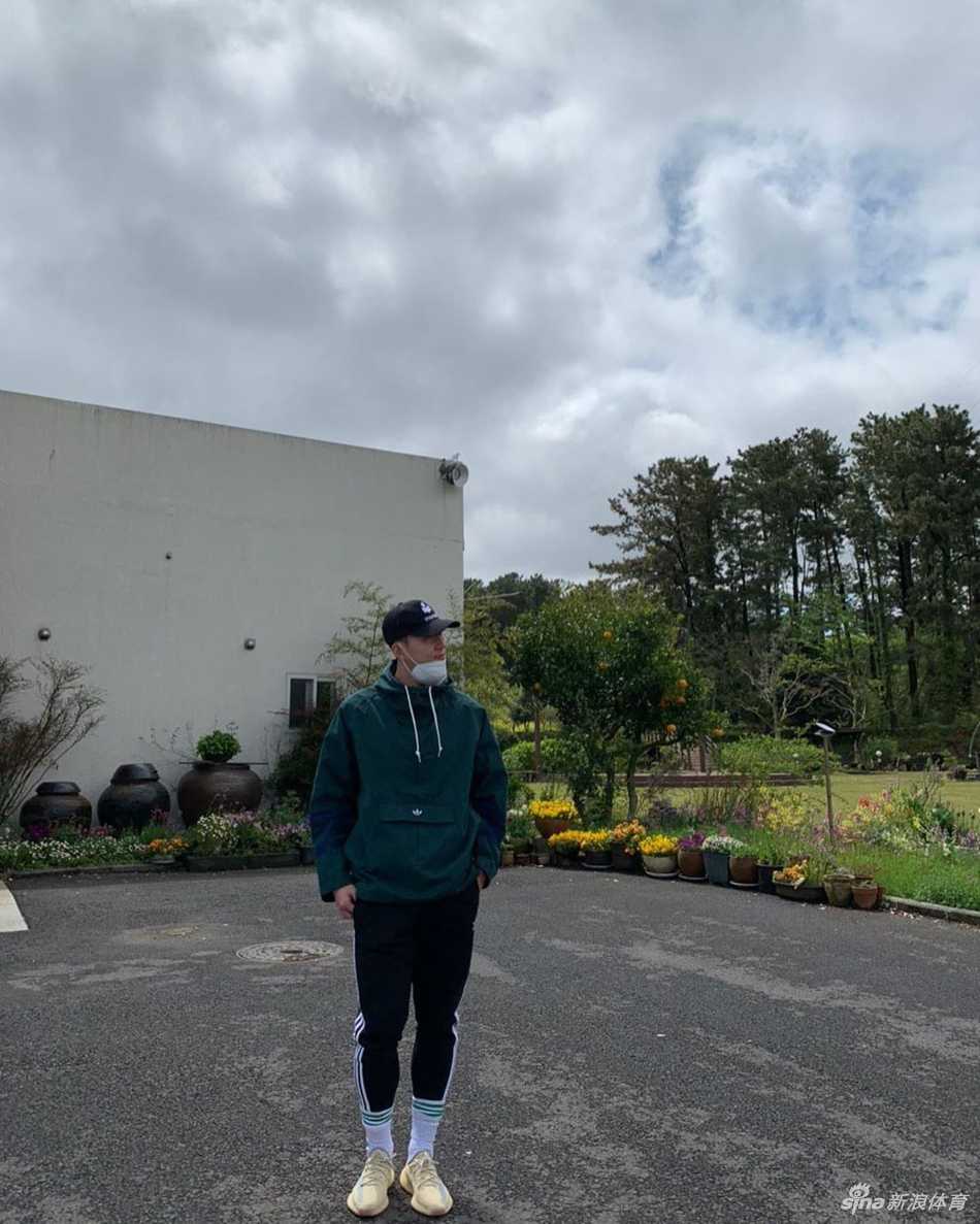 这张照片捕捉到了孙兴慜在训练中一丝不苟的瞬间，专注的眼神和干净的触球动作，丝毫看不出这是一个刚刚结束军事训练的“新兵”。