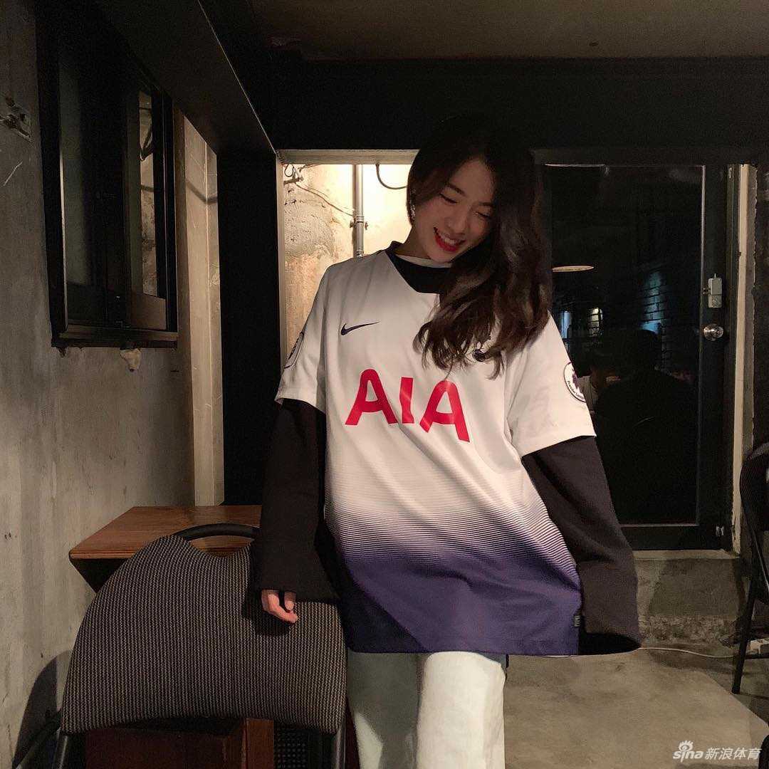 syung一个简单的侧身站立姿势，却完美勾勒出修长的腿部线条和紧实的背部轮廓，充分展现了瑜伽塑造身形的神奇效果