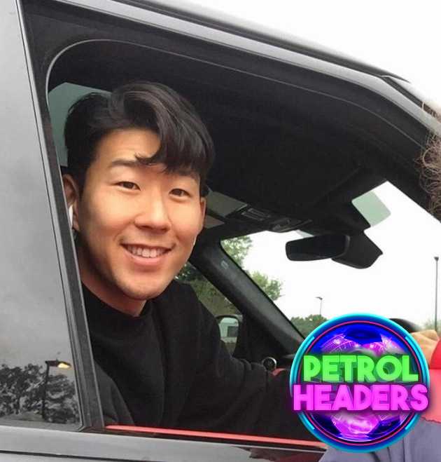 孙兴慜坐在自己红色法拉利驾驶座上，正摇下车窗为热情的球迷在球衣上签名，脸上带着谦逊的微笑