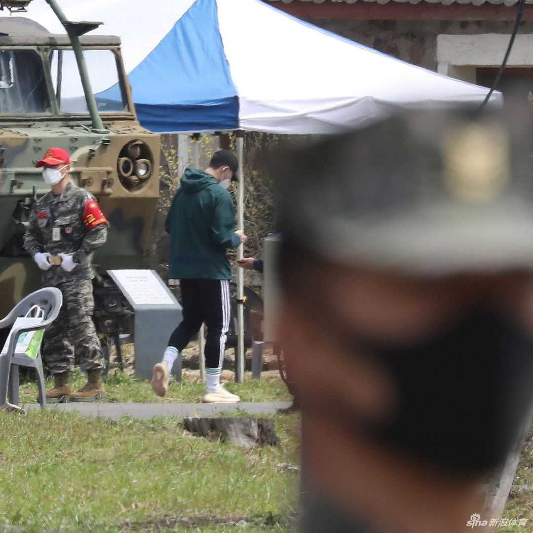 结业仪式上，孙兴慜手举优秀训练兵证书，胸前的红花映衬着自豪的笑容