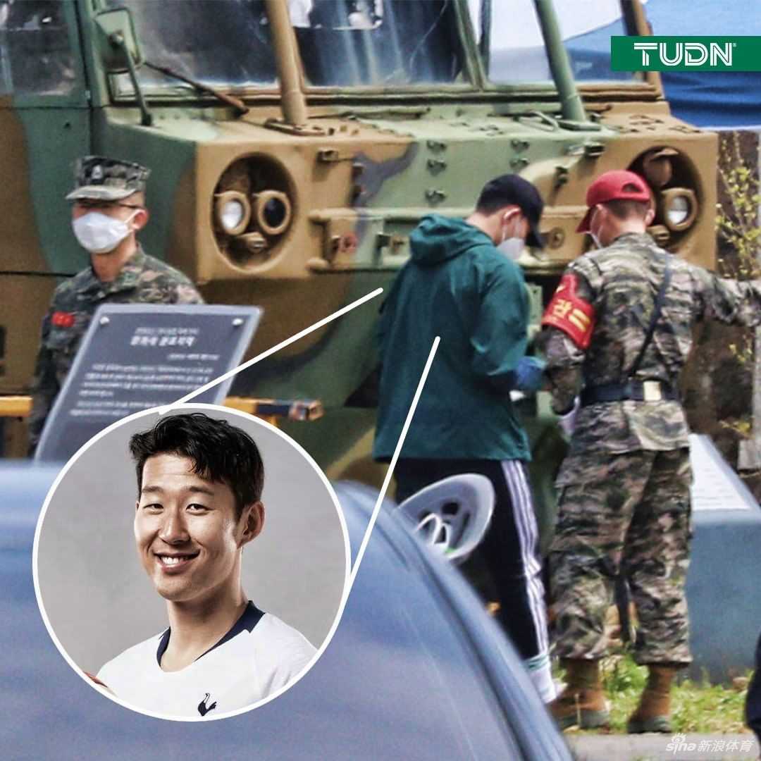 孙兴慜身着迷彩服在野外训练中奋力奔跑，展现出过人的体能和拼搏精神