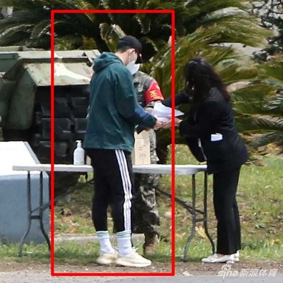 完成训练任务后，孙兴慜背着行囊走出军营，步伐坚定开启人生新篇章