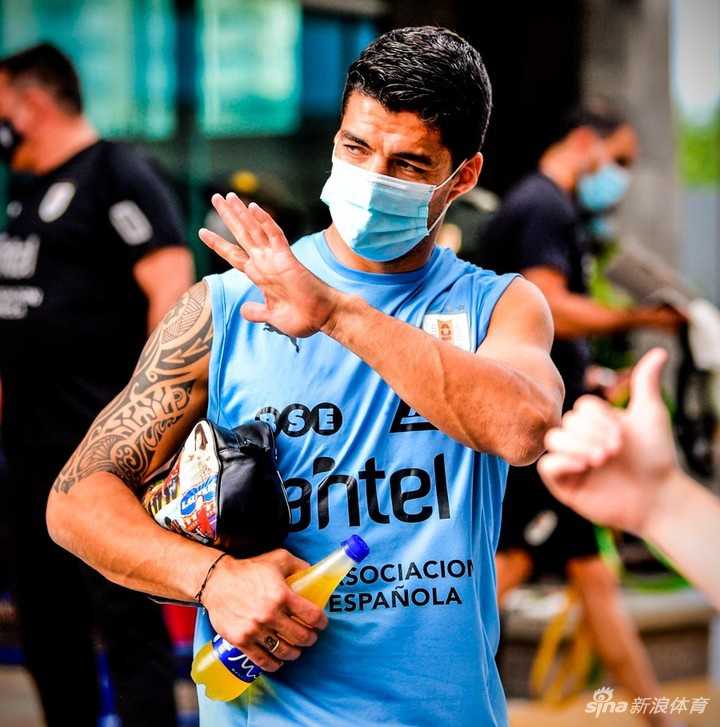 身披马德里竞技红色战袍的苏亚雷斯，在绿茵场上握拳怒吼，眼神中燃烧着对胜利的渴望与不屈的斗志。