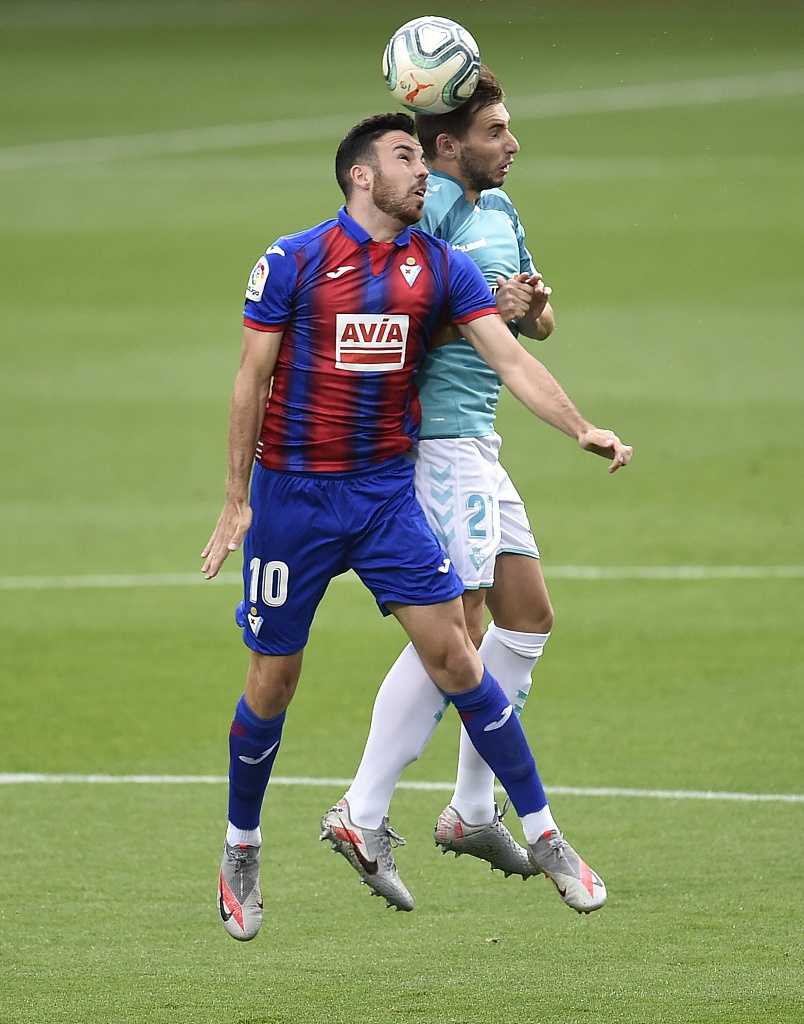 聚光灯无情地打在前锋查莱斯的脸上，将他那因错失良机而扭曲的痛苦表情照得纤毫毕现。汗水从他紧锁的眉间滑落，眼神中充满了不甘与迷茫，仿佛整个球门的重量都压在了他的肩上。