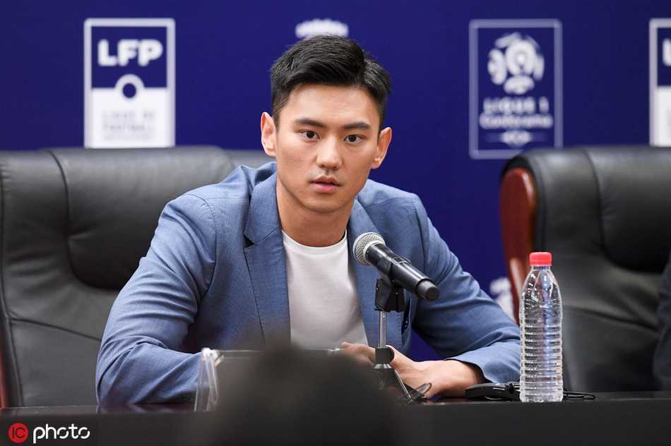 在深圳的发布会上，宁泽涛与法甲联盟嘉宾握手致意，两人面对镜头笑容满面，象征着合作的愉快达成。