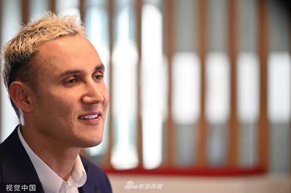 纳瓦斯与巴黎圣日耳曼体育总监莱昂纳多并肩而坐，两人手持崭新的续约球衣，相视一笑，共同展示着双方对未来合作的无限期许。