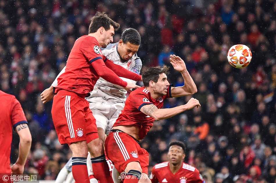 进球后的范戴克霸气侧漏张开双臂尽情嘶吼，这一刻他是安联球场最不可逾越的铁塔