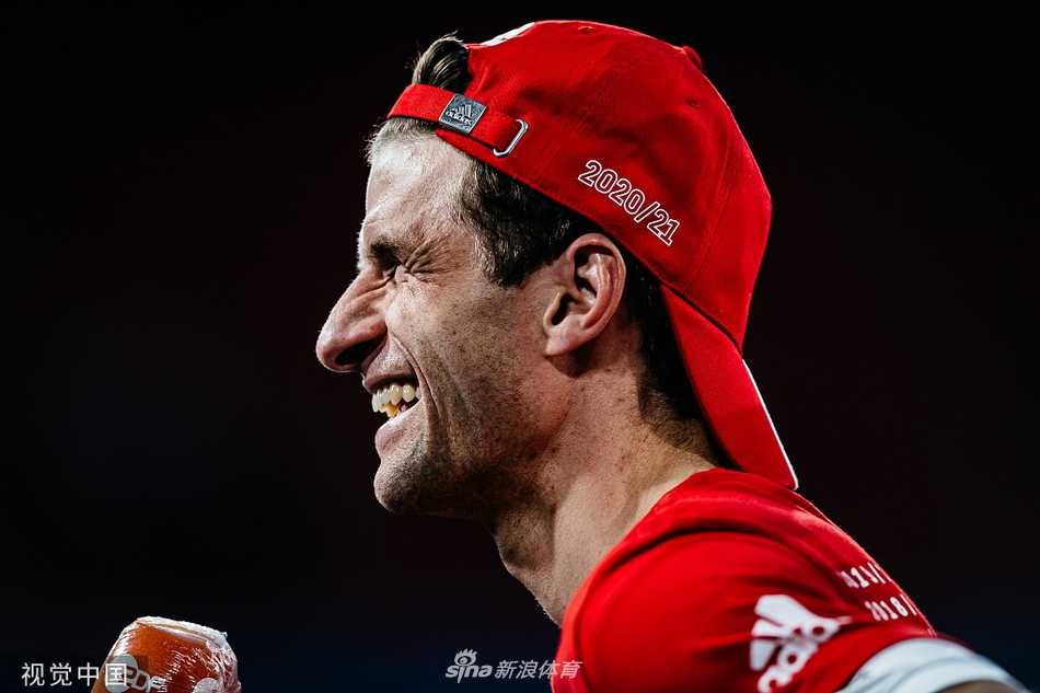 科曼在边路带球疾进，眼神坚毅地观察着队友的跑位，他的突破是撕裂门兴防线最锐利的尖刀。