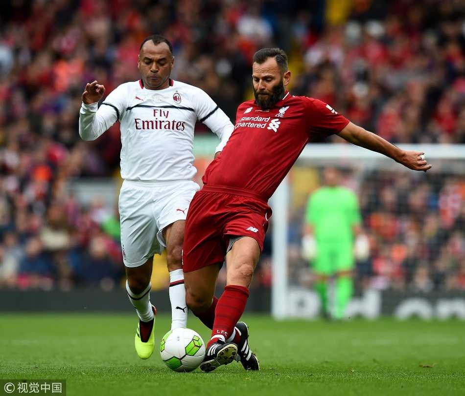 比赛结束后，杰拉德与马尔蒂尼握手致意，两位传奇队长互相拥抱，英雄相惜的画面令人动容。