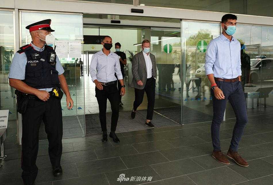 科曼在巴萨高层的陪同下步入球场，他仰望看台，仿佛在与这座宏伟球场的每一寸草皮、每一缕空气进行着无声的对话，重温往昔的荣光。