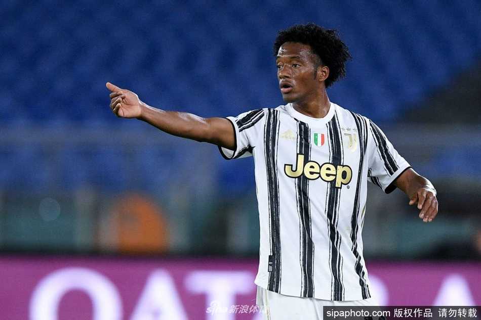 夸德拉多张开双臂在安联球场奔跑庆祝，长发随风飘扬，脸上洋溢着打破纪录后的自豪与喜悦