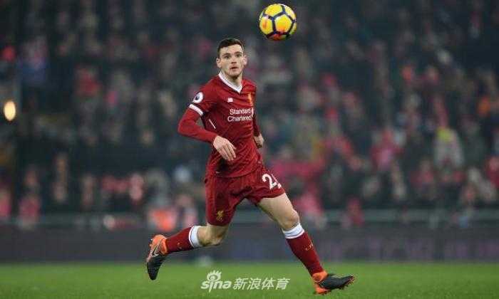马内在对方禁区前沿背身拿球，肌肉线条紧绷充满力量感，他的冲击力和关键进球是利物浦登顶欧洲的致命武器。