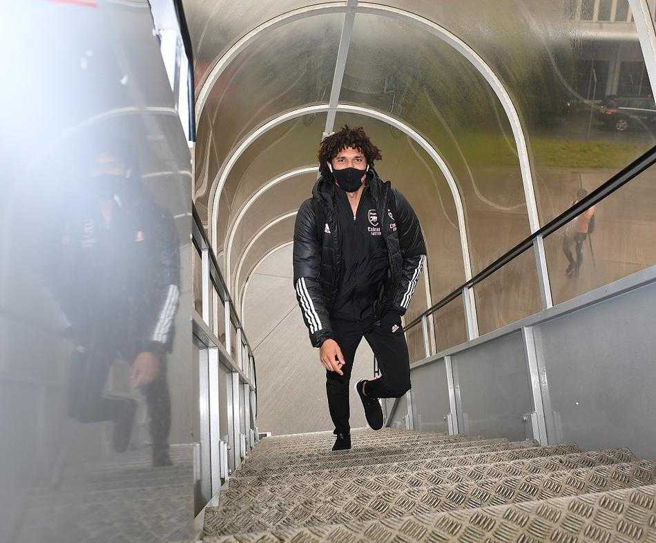 大卫·路易斯高高跃起，仿佛挣脱了地心引力，一记强有力的头槌攻门，将球队从失利的边缘拉了回来。