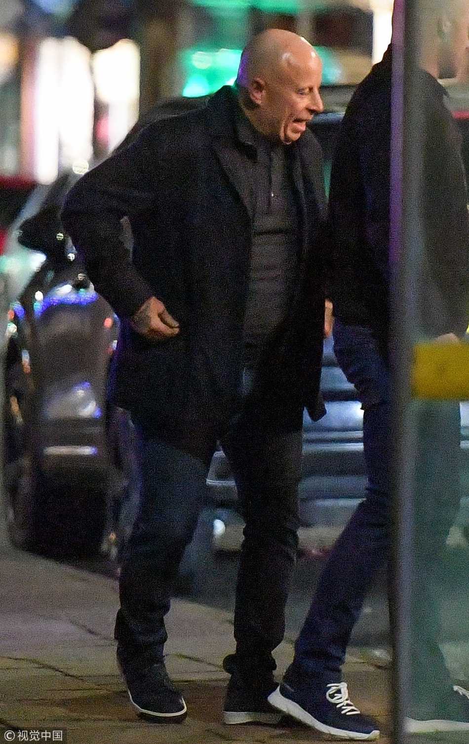 鲁尼依旧是一副憨态可掬的模样，即便穿着厚重的冬装，也遮不住他圆润的身材，走在街头就像一位普通的邻家大叔，亲和力十足。