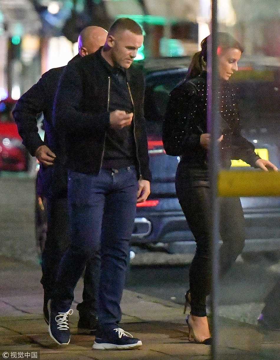 鲁尼夫妇的背影渐行渐远，消失在街角，留下的是球迷们会心一笑的瞬间，这或许就是偶像与球迷之间最奇妙的连接点。