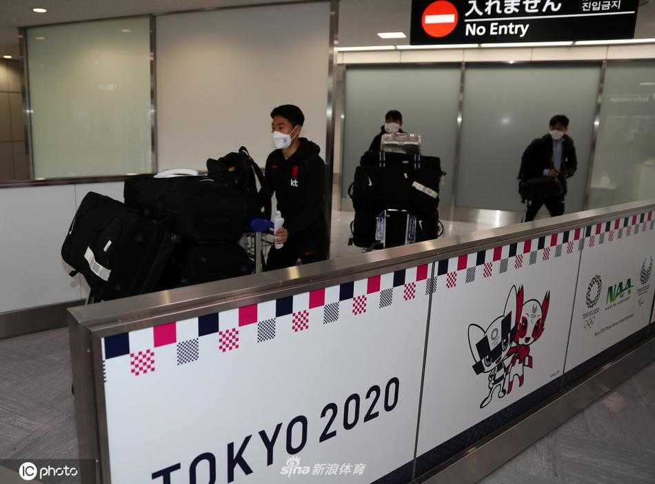 韩国队球星们身穿笔挺西装，步履沉稳地走出到达通道，脸上写满对胜利的坚定信念，仿佛将赛场上的铁血斗志带到了东京的土地上。
