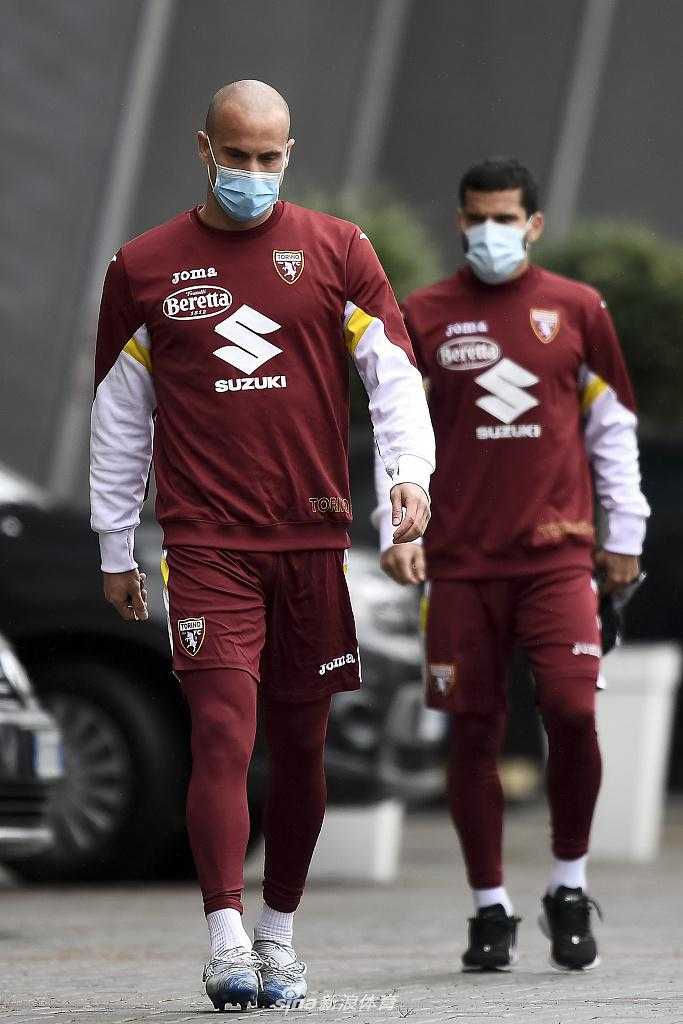 都灵球员训练间歇弯腰喘息，汗水滴落，特写镜头捕捉到口罩时期复训的艰辛与职业球员的体能付出