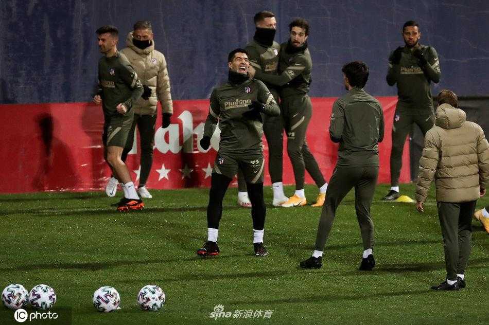 几名马竞后卫在教练组指挥下进行防守站位演练，他们排列成一条紧凑的防线，如同移动的城墙，任何进攻在这里都将遭遇铜墙铁壁般的阻击