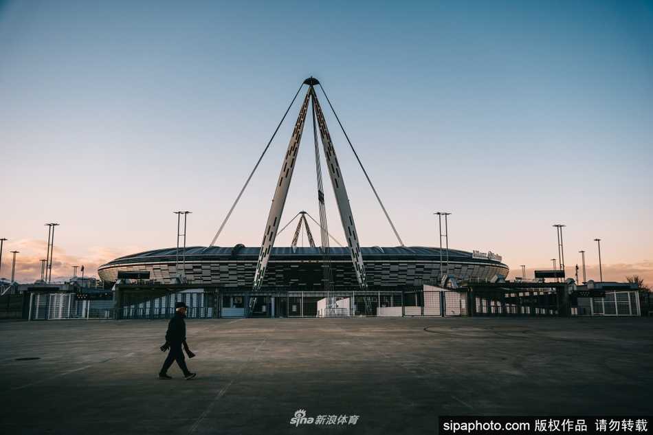 博物馆内部陈列着历届核心球员的签名球衣与珍贵战袍