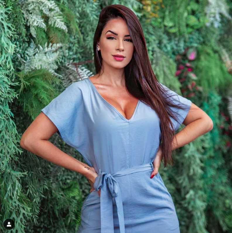 纳塔利娅-费利克斯身着碎花比基尼，身材凹凸有致，尽显南美女性的热情与火辣