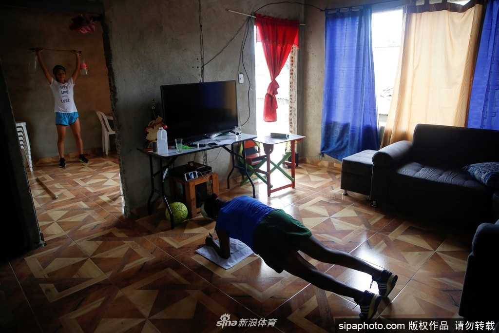 午后阳光下，女足球员在阳台进行有球训练，颠球动作娴熟展现细腻球感
