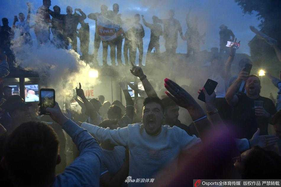 英雄的拥抱，罗宾逊破门后与队友忘情庆祝，将球队推向英超