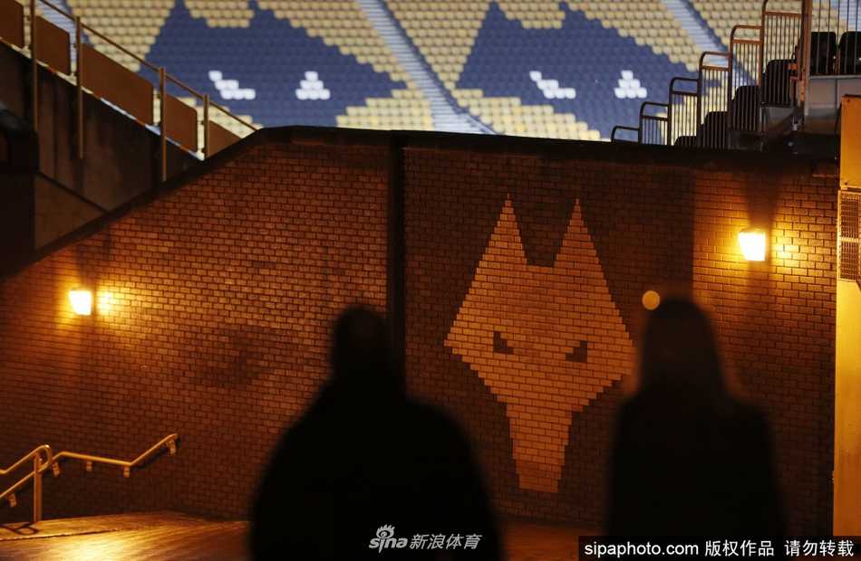 New Cross医院的医护人员在收到紧急物资后，与狼队工作人员并肩合影。虽然口罩遮住了面容，但眼神中流露出的坚定与感谢清晰可见