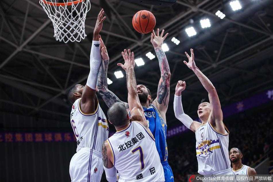 赵睿在空中身体几乎横卧，面对三名防守队员的合围，他却像背后长了眼睛，单手将球从人缝中塞给跟进的队友，整个画面充满了戏剧性的张力。