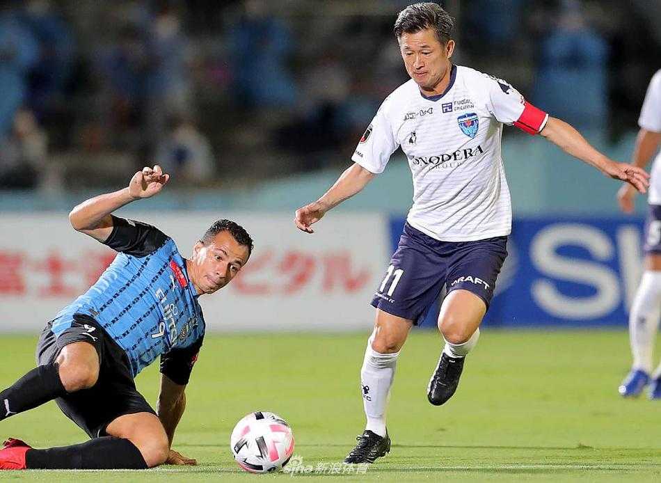 进球后的横滨FC球员们激动地拥抱在一起，他们在客场面对强大的川崎前锋时展现出了顽强的斗志，庆祝这来之不易的进球。