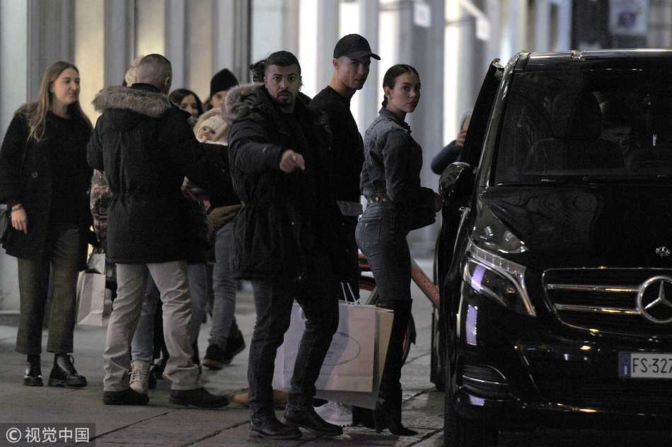 C罗亲自为家人打开车门，细心照顾家人上车，展现其铁汉柔情的一面，尽显绅士风度。