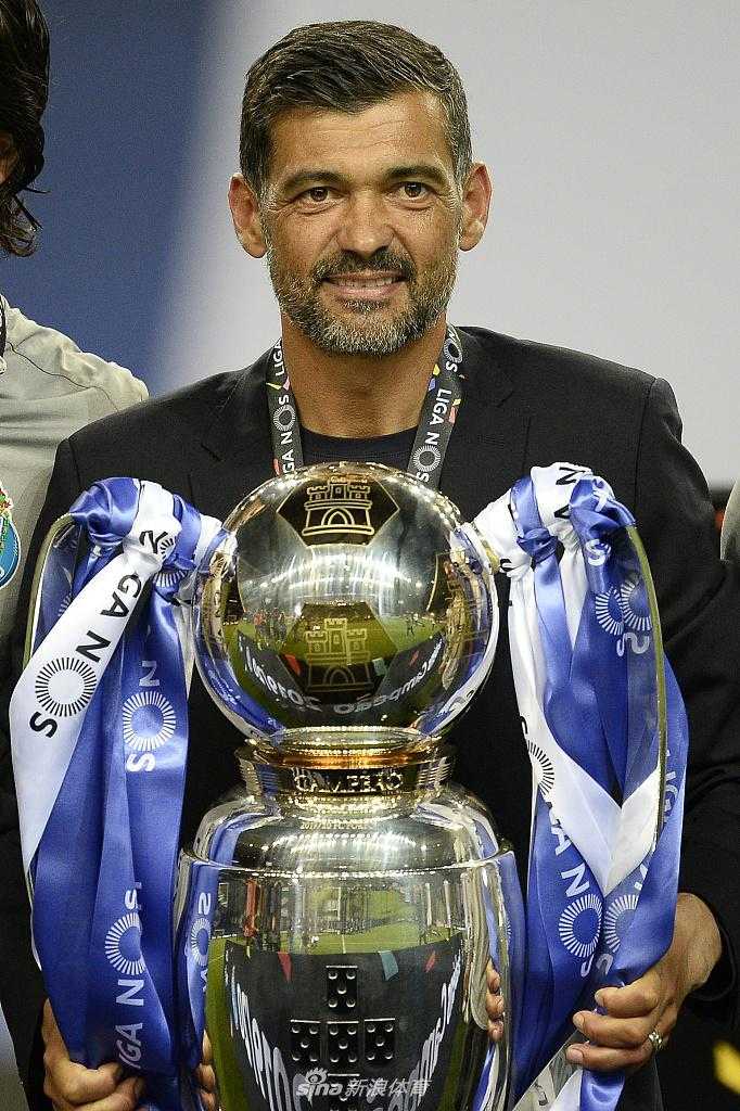 蒂基尼奥·苏亚雷斯被队友们团团围住，数不清的手臂正在拍打、拥抱他，他笑得像个孩子，脸上的汗水在镁光灯下闪闪发光，那是属于英雄的荣耀时刻。