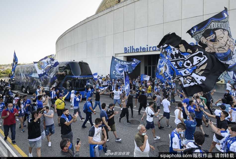 夜色如墨，波尔图机场到达大厅内却灯火通明，一位身穿深蓝色波尔图训练夹克的铁杆球迷，双手紧握着蓝白相间的围巾高高举起，眼神中充满期盼地望向出口方向，仿佛在用这条围巾搭建一座连接球员与球迷的桥梁。