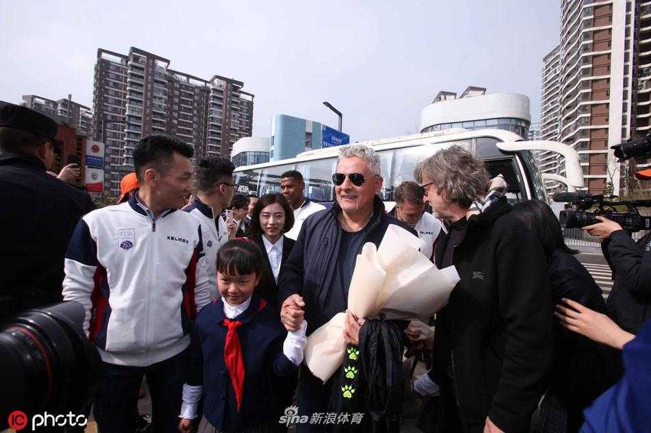 “战神”巴蒂斯图塔用他那曾轰出无数大力射门的双脚，此刻却无比轻柔地陪着孩子们带球玩耍，展现出铁汉柔情的另一面。