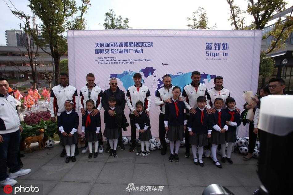 活动结束后，巴乔、巴蒂斯图塔、菲戈、莫伦特斯等七位传奇球星与充满朝气的校队小球员们合影留念，这一刻，传奇与未来在此刻交汇。