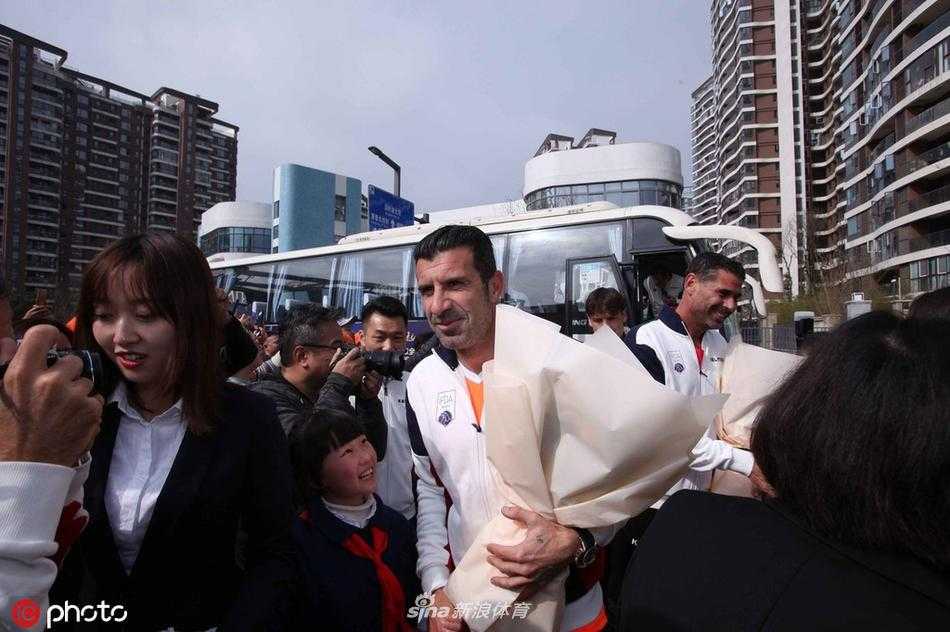 在校园的绿茵场上，西班牙传奇后卫耶罗正聚精会神地观看小球们的分组对抗，仿佛在考察未来的西班牙国家队新星。