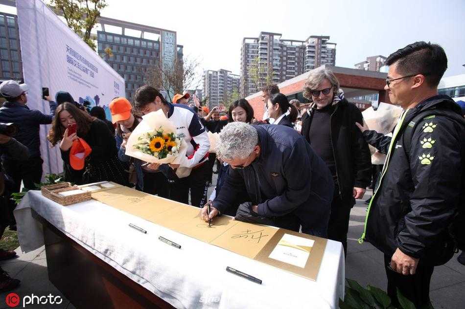 葡萄牙黄金一代领袖路易斯·菲戈在场上轻松自如地盘带过掉一名小学生，脸上带着调皮的笑容，让守候在一旁的摄影记者忍俊不禁。