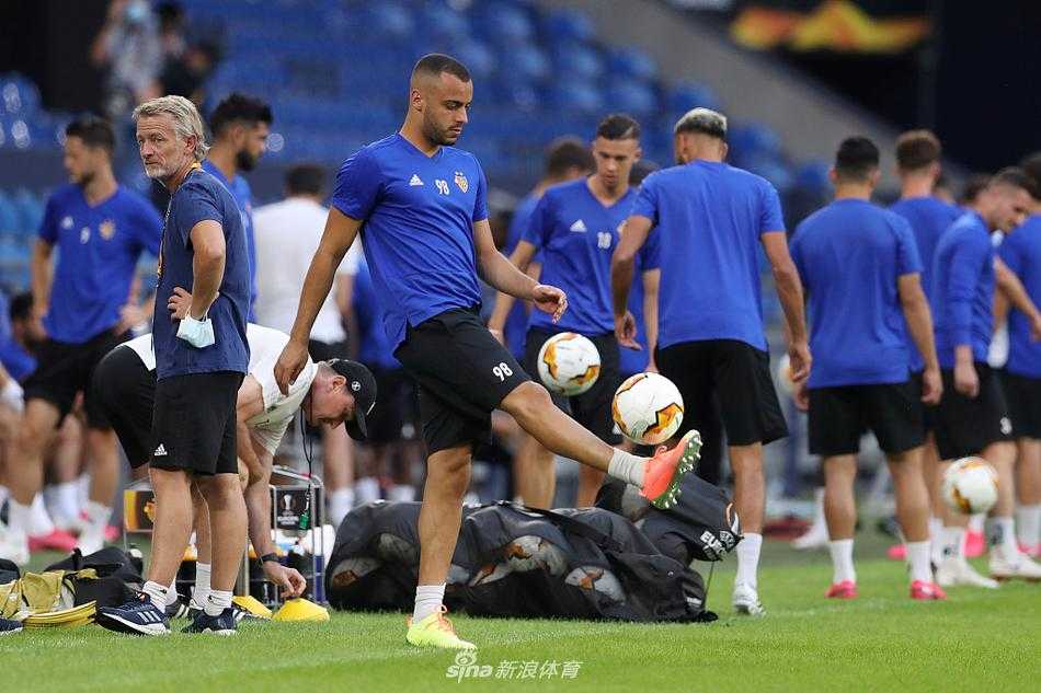 发布会现场，主教练马塞尔·科勒面对镜头目光坚定，他的手势充满说服力，仿佛正在向外界阐述球队闯关的战术蓝图，背后是简洁的欧联杯官方背景板。