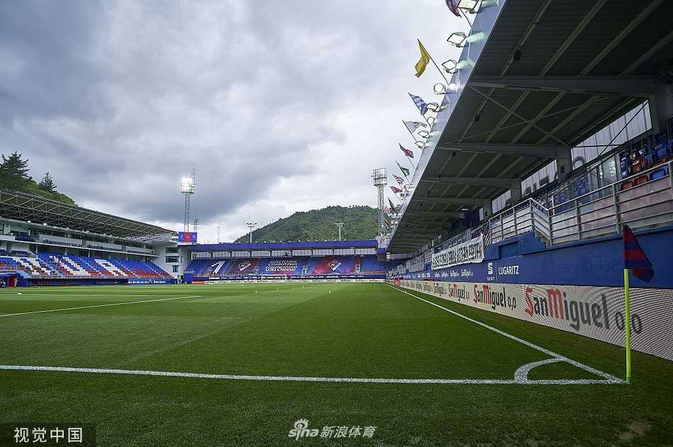 阿劳霍在防守中与对方球员激烈争顶，他高高跃起，力压对手，展现了强大的空中统治力