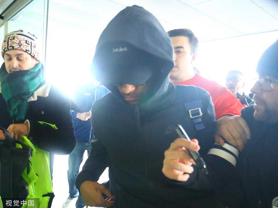 彻底摆脱人群后，内马尔的背影在机场通道中显得格外修长，他的故事如同他的脚步一样，永远匆忙而引人注目，只留给巴塞罗那一个匆匆的定格。