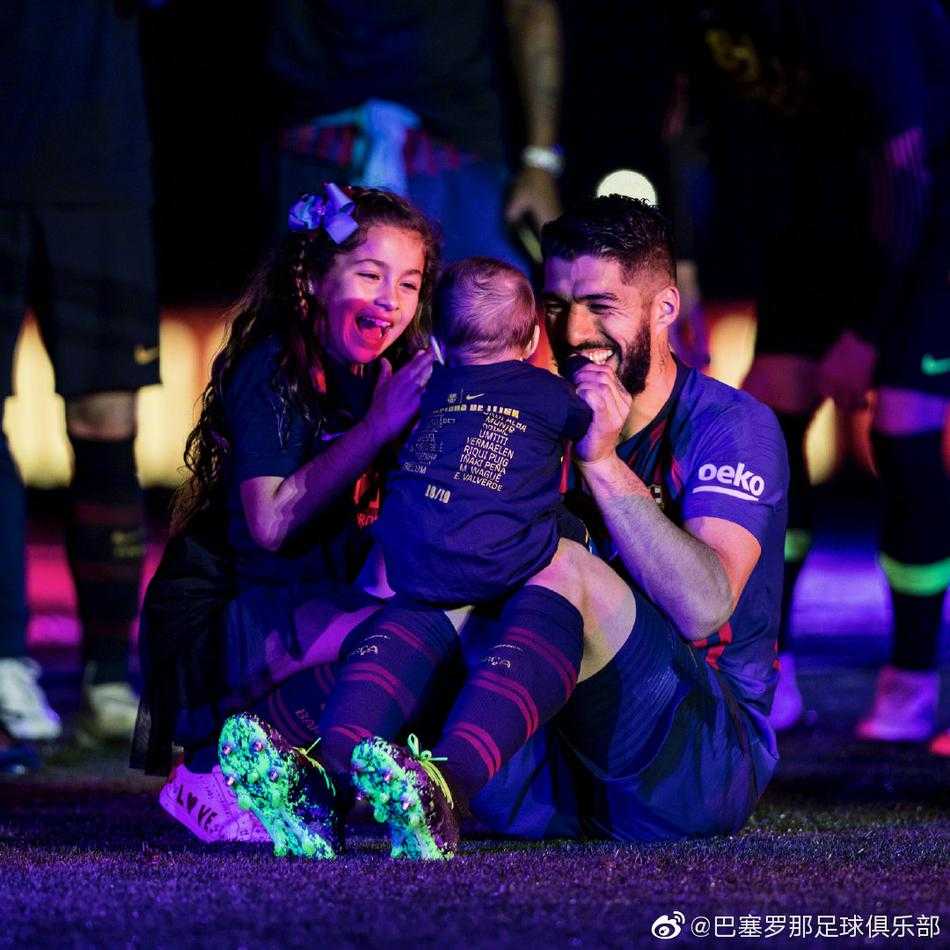 赛场边，一位母亲抱着年幼的孩子，孩子伸出小手，仿佛想要触摸场上正在拼搏的父亲，这一幕将家庭的牵挂与赛场的荣耀紧紧相连。
