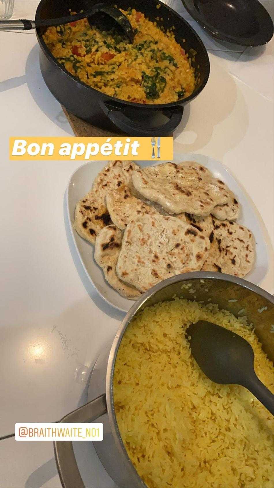 罗贝托独自坐在沙发上，屏幕的微光映照着他专注的脸庞，在这个安静的夜晚，一部好电影就是最好的陪伴
