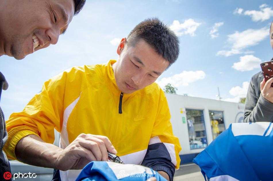 武磊在车内与车外的球迷挥手道别。透过车窗，可以看到他脸上的笑意还未完全散去。车轮即将启动，驶向他那个有家人在等待的温馨小家。而这短暂的停留，却给这群在异国他乡的球迷留下了一整天的好心情，也留下了关于中国足球最美好的海外记忆之一。