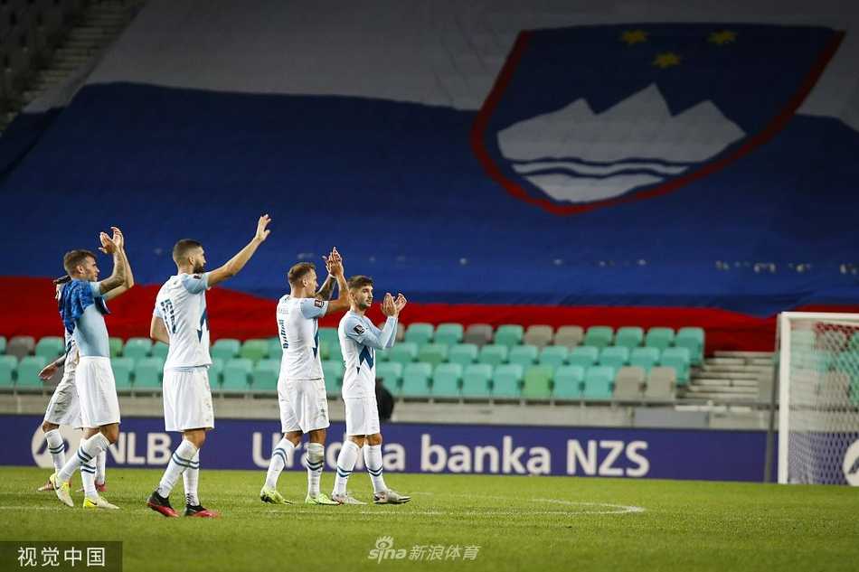 伊利契奇在中场陷入三人包夹，他宛如一名在荆棘丛中起舞的舞者，脚下依然灵动，试图在狭小的缝隙中为队友创造杀机，尽管最终被放倒，但球衣上的泥泞是他战斗的勋章