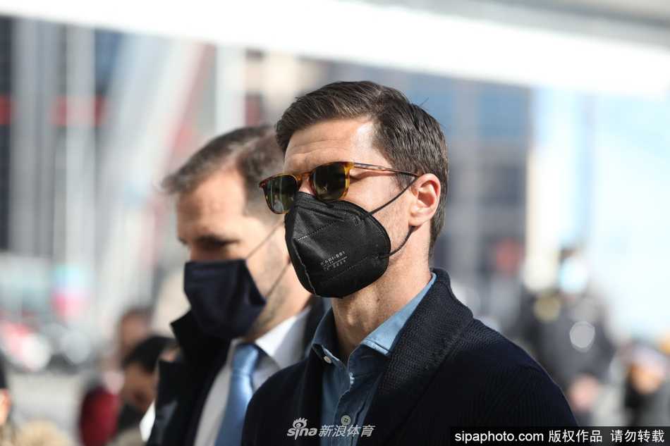 皇家社会的队徽在聚光灯下熠熠生辉，身旁的阿隆索侧颜坚毅，身前的合同代表着他对母队的承诺，这一刻，他选择了留守而非高飞，只为那份巴斯克的初心。