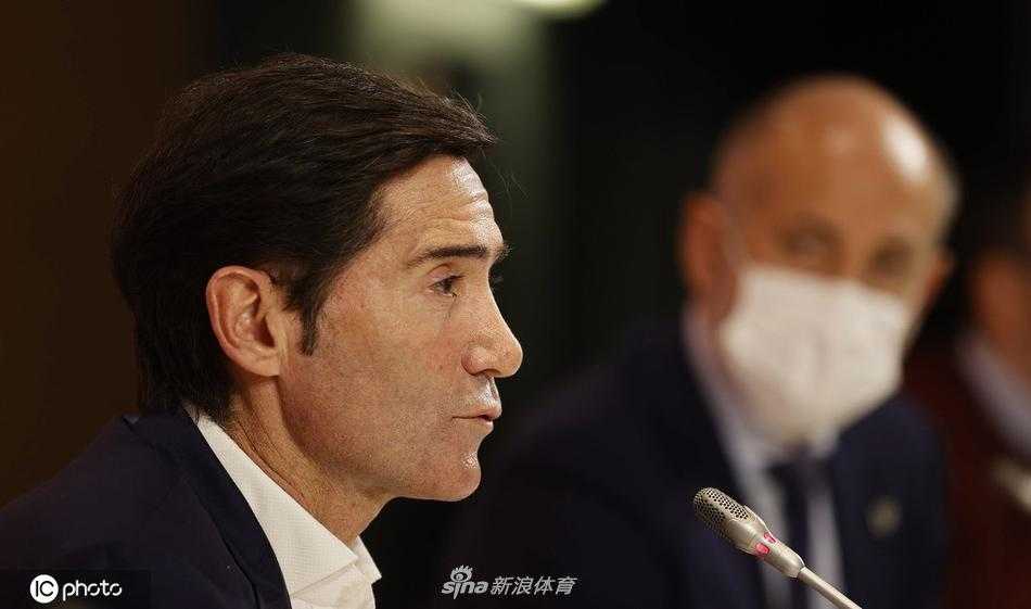 训练场上，马塞利诺亲力亲为，手势急促地向球员们传达着他的战术意图，每一个细节都透露着他的严谨与专注。