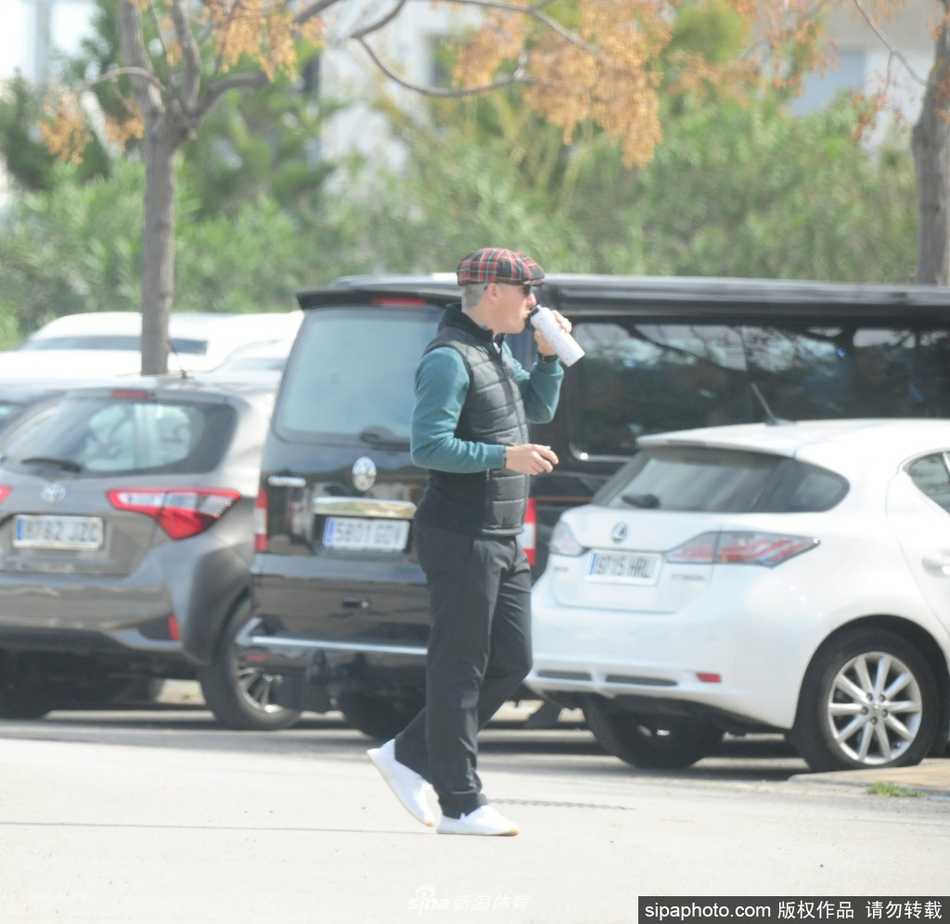 挥杆完毕，两人手挽手走向下一洞。阳光洒在他们身上，在草地上拖出长长的影子。这不仅是高尔夫球场的日常一景，更是这对体坛传奇夫妇彼此陪伴、享受慢生活的缩影。