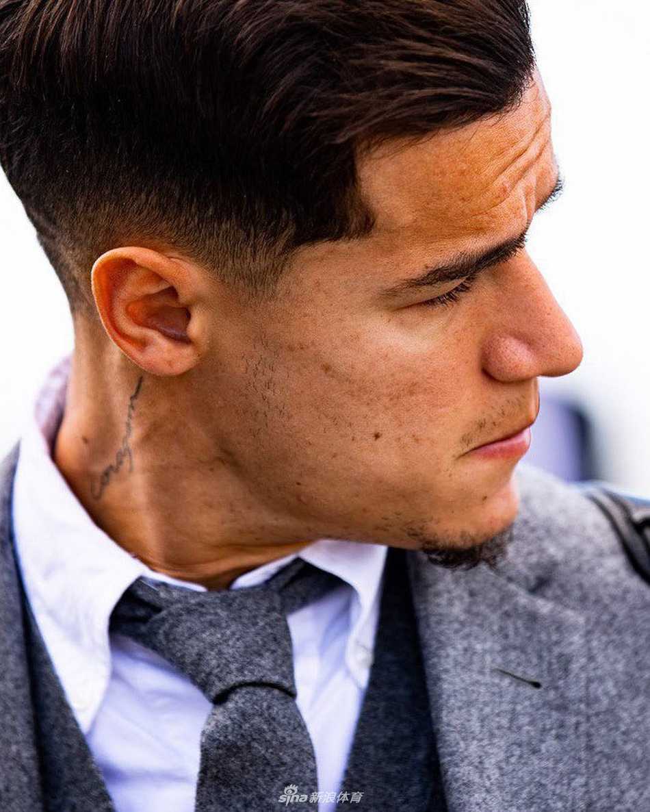 巴萨后防中坚皮克在出征时身穿正装若有所思，但在安菲尔德的夜晚，他与防线队友们经历了噩梦般的90分钟，被利物浦的冲击彻底击溃。