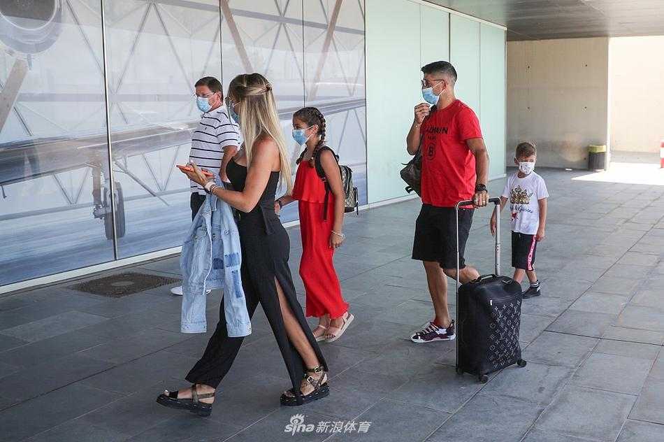 梅西与苏亚雷斯两家人围坐游艇聚餐，孩子们在旁嬉戏，大人们举杯畅谈温馨融洽